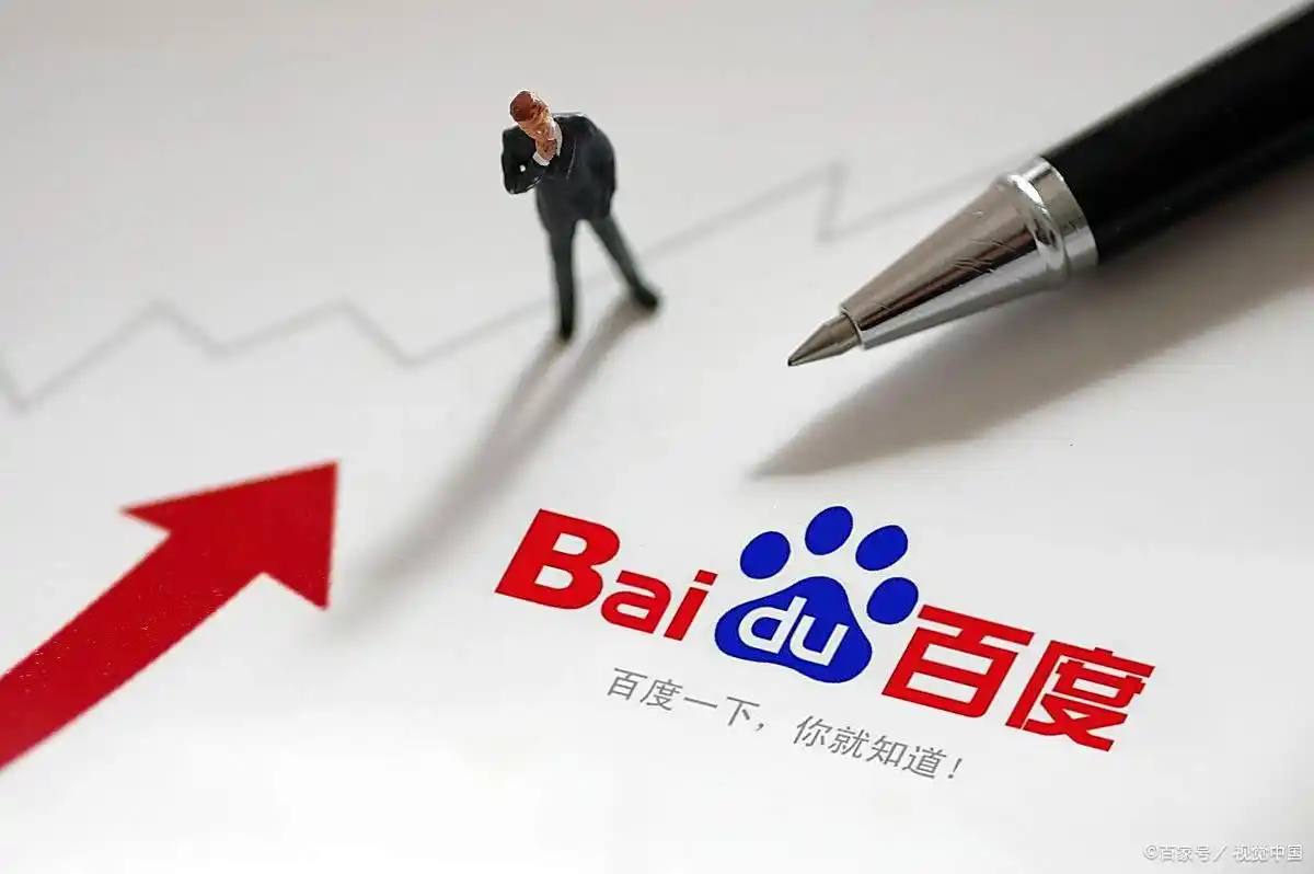 拴绳大狗惨遭柯基主人砸酒瓶爆头